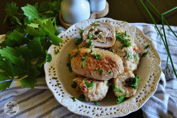 Roladki z indyka, nadziewane serem ricotta i suszonymi pomidorami.