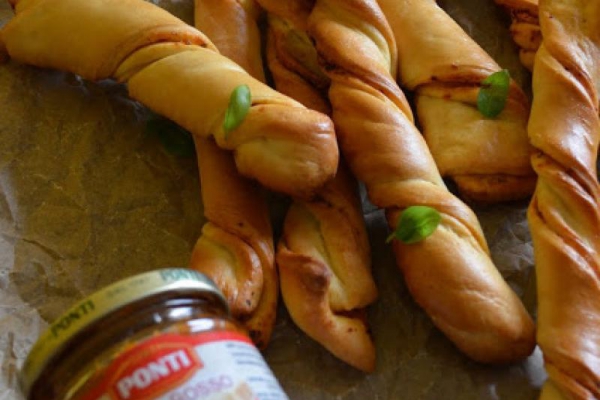 Paluchy drożdżowe z pesto pomidorowym.