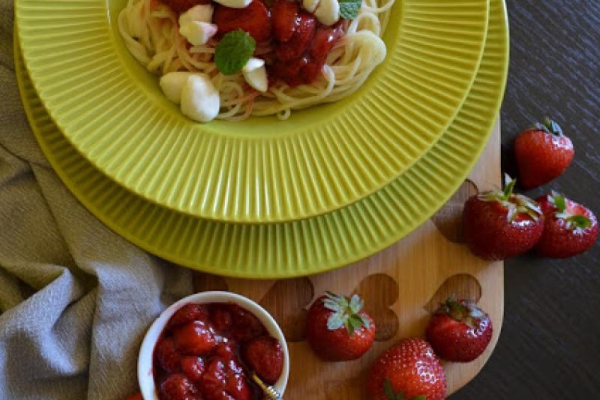 Spaghetti z frużeliną truskawkową i serem mozzarella.