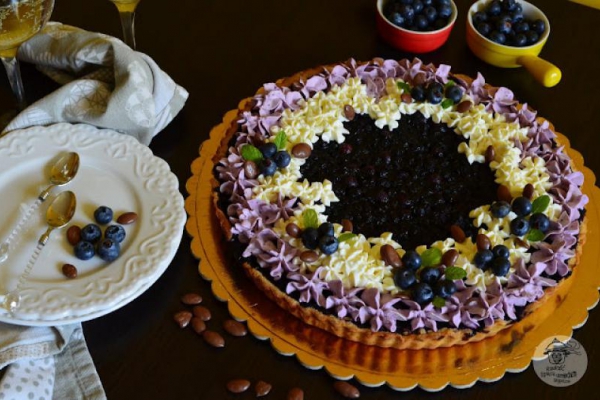 Tarta z jagodami na orzechowym spodzie.