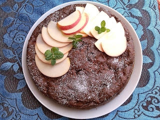 Ciasto czekoladowe z kawałkami jabłek.