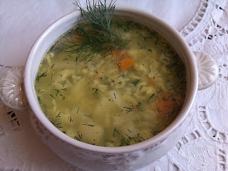 Zupa koperkowa z lanymi kluseczkami.