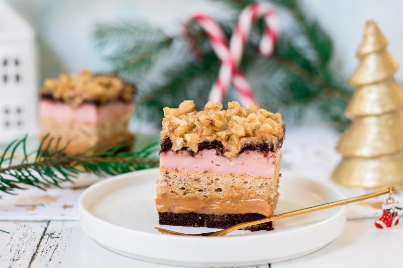 Świąteczny Przekładaniec Orzechowo Kajmakowy