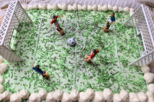 Tort boisko dla chłopca - Tort Oreo z biszkoptem kakaowym