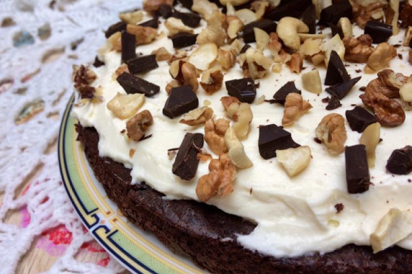 Ciasto czekoladowe z czerwonej fasoli, z serkiem mascarpone i bitą śmietaną (ciasto bez mąki)