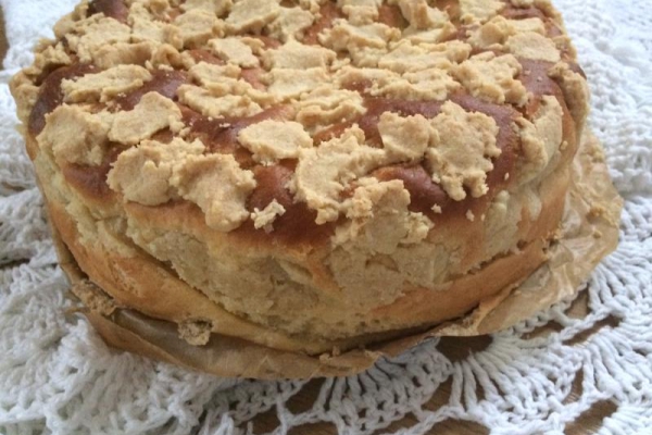 Proste ciasto drożdżowe z kruszonką - pyszna drożdżówka