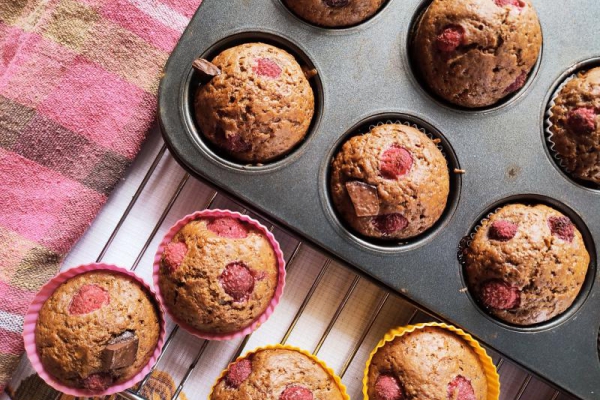 Czekoladowe muffinki z malinami