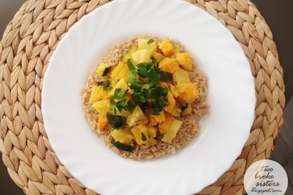 Słodkie curry z dynią i ananasem 