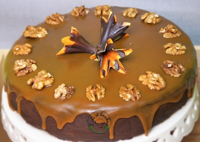 Tort czekoladowo - orzechowy z karmelem