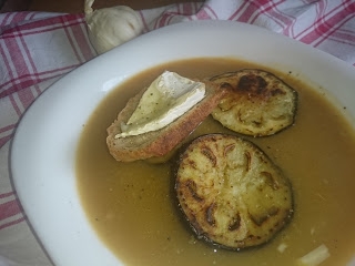 czosnkowa zupa z bakłażanem i serem