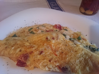 omlet z suszonymi pomidorami i mozzarellą 