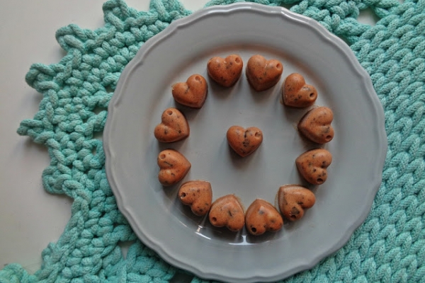 Kokosowo-orzechowe pralinki-serca z kawałkami czekolady