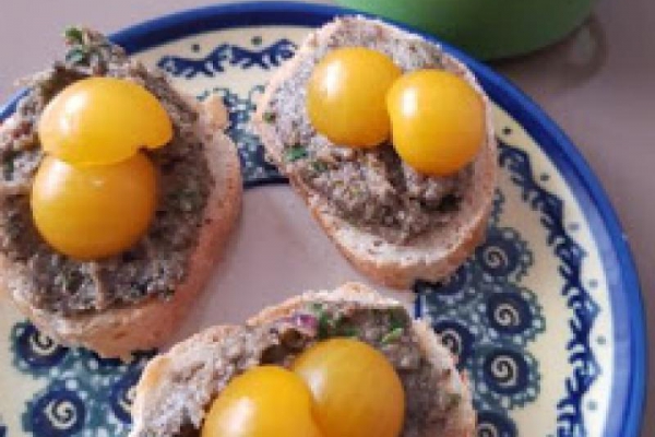 Pasta z czarnych oliwek, kaparów i anchois