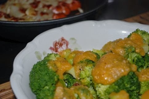 Brokuły z pomidorowym dressingiem