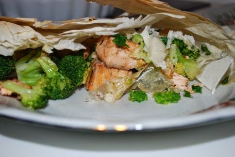 Ciasto filo z łososiem i brokułami