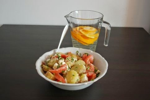 Sałatka ziemniaczana z pomidorami i serem szopskim