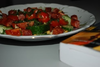 Sałatka z ciecierzycą, kabanosem, pomidorem i ogórkiem