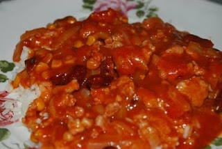 Pomidorowy sos do ryżu z mięsem, czerwoną fasolą i kukurydzą