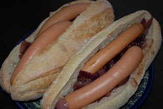 Hot dog z miodowo-musztardową czerwoną cebulką