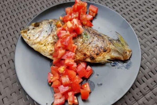 Smażona dorada z salsą z kolendry