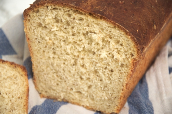 Chleb pszenny z dodatkiem płatków owsianych i miodu, na drożdżach