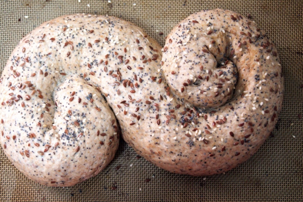 Chleb pszenny z mąką pełnoziarnistą  na drożdżach z nasionami
