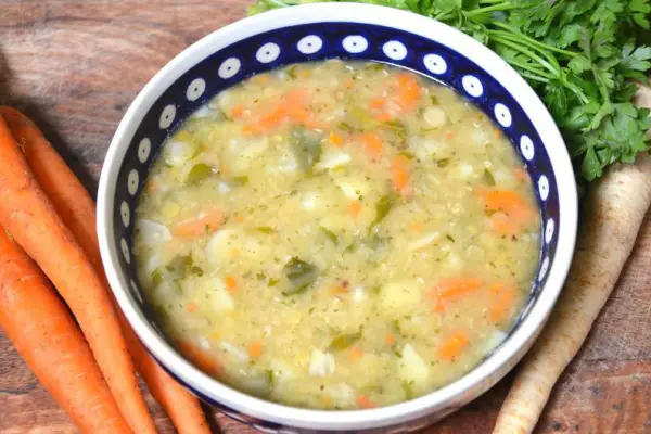 Sycąca zupa z młodych warzyw i soczewicy