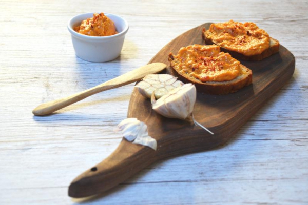 Pasta do chleba z pieczonej dynii, czosnku, papryki i fety