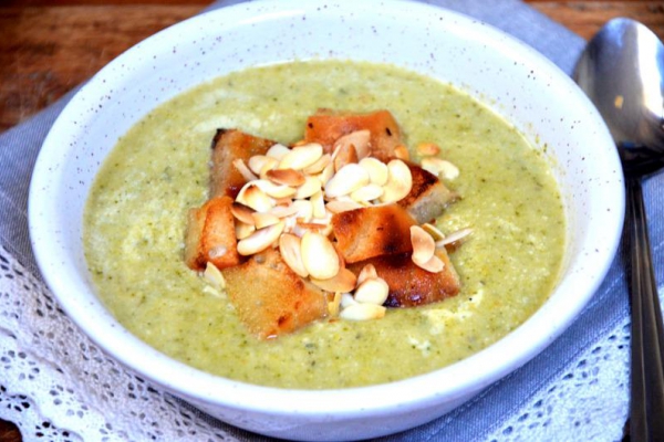 Zupa z brokuła i pora z grzankami