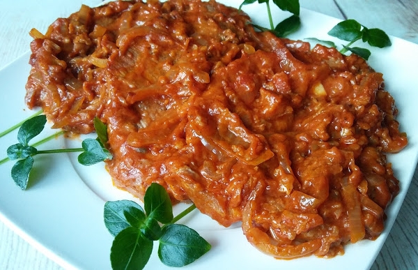 Karkówka pieczona w sosie pomidorowym