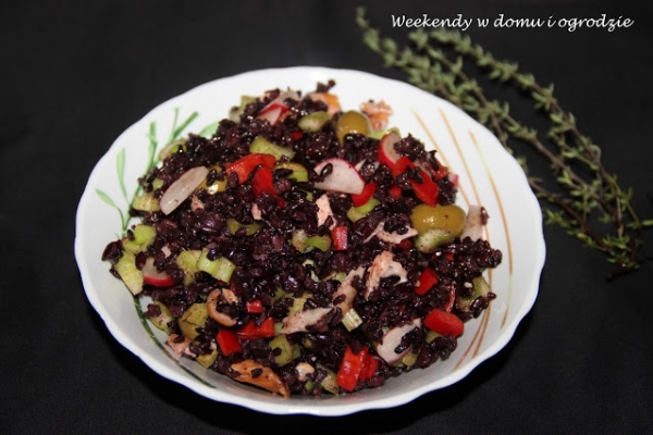 Sałatka z czarnym ryżem, łososiem i warzywami oraz  Czarna Madonna