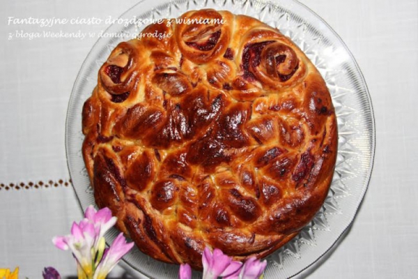Fantazyjne drożdżowe ciasto z wiśniami