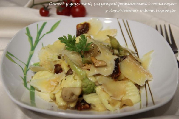 Gnocchi z grzybami, romanesco i suszonymi pomidorami