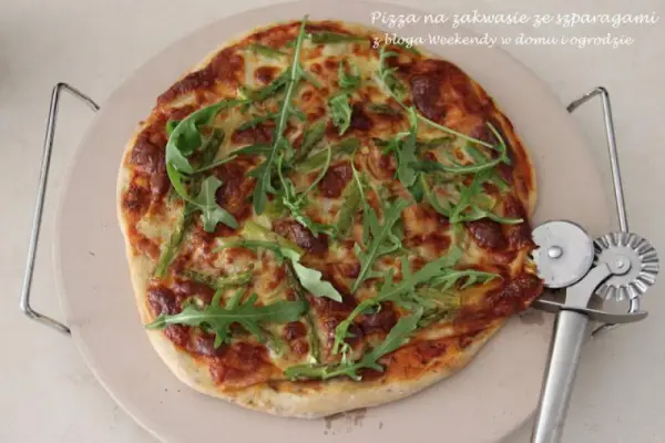 Pizza na zakwasie ze szparagami