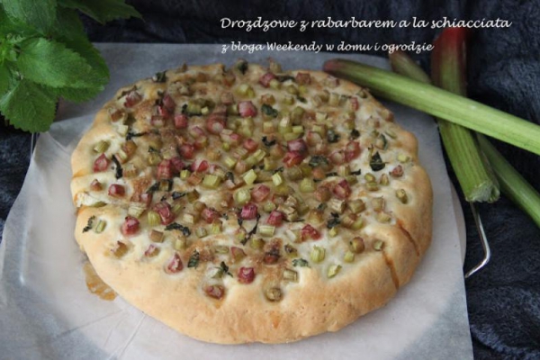 Drożdżowe z rabarbarem à la toskańska schiacciata