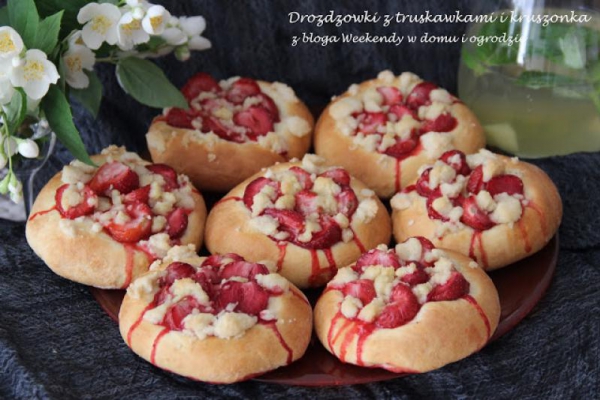 Drożdżówki z truskawkami i kruszonką