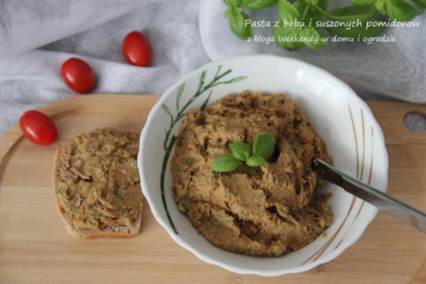 Pasta z bobu i suszonych pomidorów
