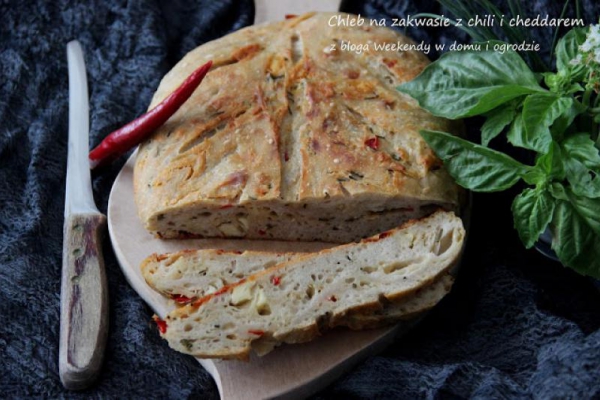 Chleb na zakwasie z chili i cheddarem