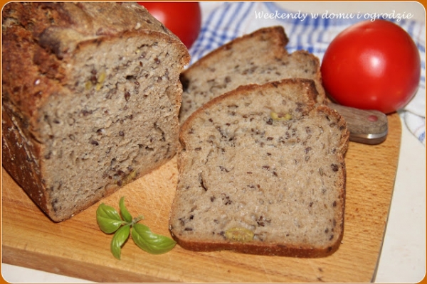 Chleb mieszany na zakwasie i miodzie z oliwkami w sierpniowej piekarni