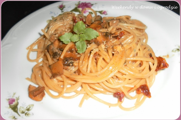 Spaghetti z pieczarkami i suszonymi pomidorami oraz 