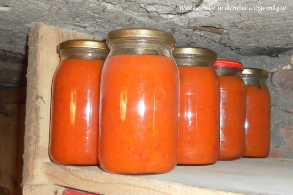 Sos pomidorowo-paprykowy z nutą imbiru do słoików