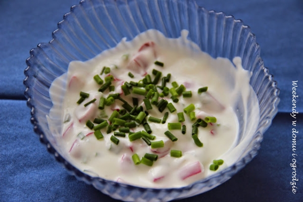 Wiosenny jogurtowy sos-surówka np. do pieczonych ziemniaków