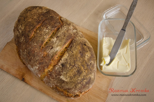Chleb żytni z siemieniem lnianym i namoczonym czerstwym chlebem
