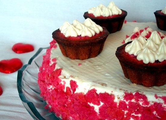 Różowy tort muffinkowy