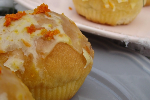 Pączki pieczone w piekarniku z marmoladą i lukrem pomarańczowym