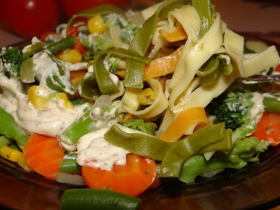 Makaron z warzywami na parze z sosem serowym