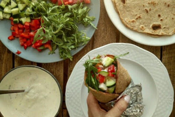 Domowa tortilla z kurczakiem i warzywami