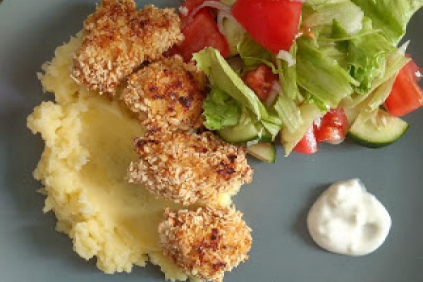 Pieczone nuggetsy na pure ziemniaczanym z sałatką i sosem czosnkowym