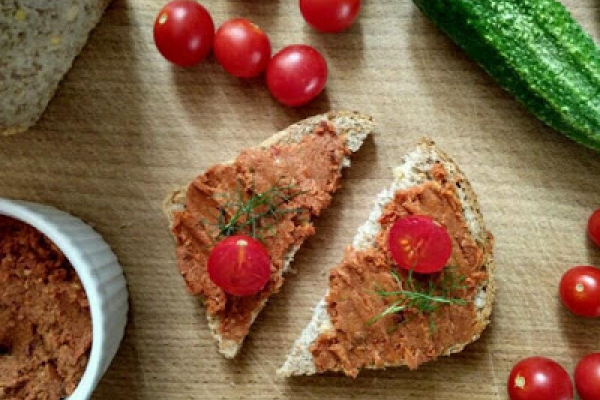 Pasta z suszonych pomidorów i słonecznika