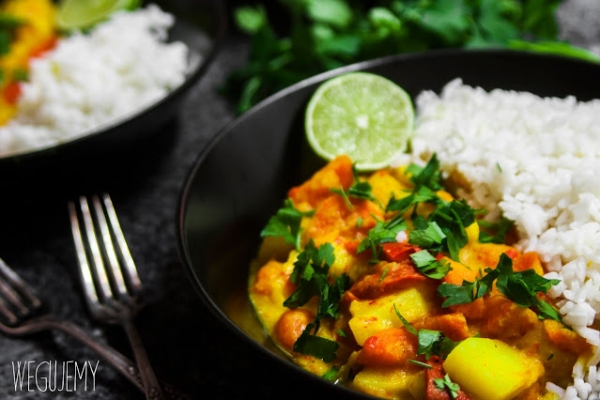 Warzywne curry z ziemniakami, marchewką, cebulą i papryką (dietetyczne)